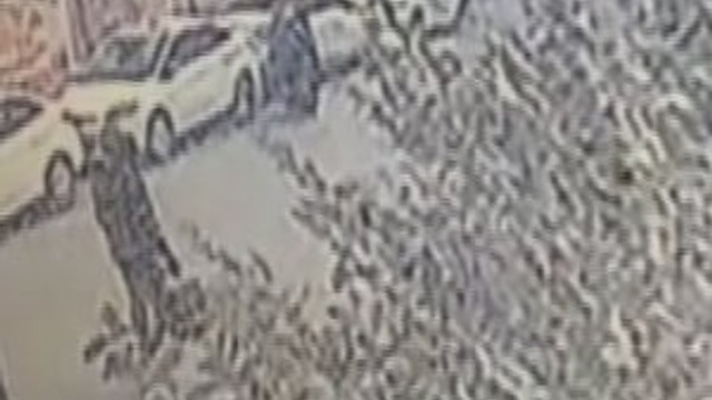 Patlayan paketi taşıyan kargocu kamerada