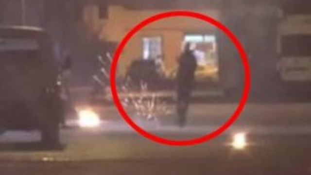 Polise molotof atarken vuruldu ! İşte o anlar..