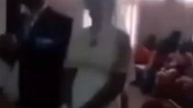 Düğünü gelinlikle bastı !
