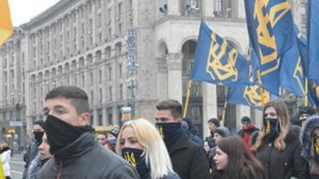 Ukrayna'da göstericiler Rus bankasını yağmaladı