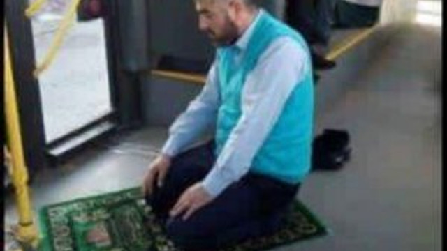 Özel Halk Otobüsü şoförü namaza durdu