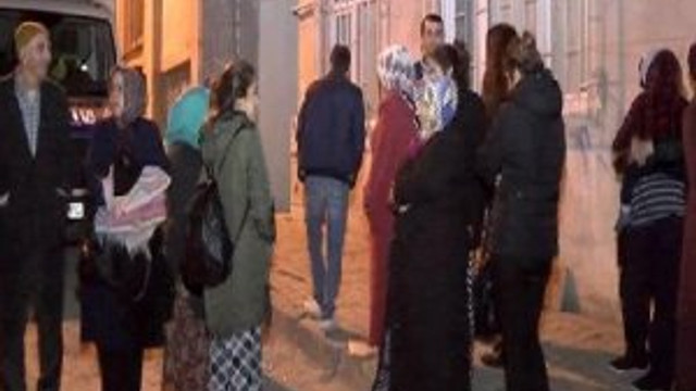 İstanbul'da deprem korkusuyla sabaha karşı sokağa çıktılar