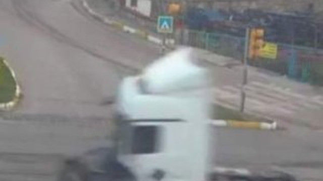 Kırmızı ışıkta geçen TIR, aracı böyle biçti