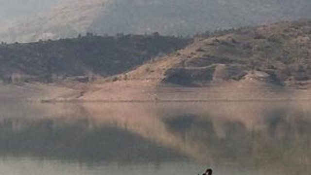 Ördek avına gittiği gölde bataklığa saplandı