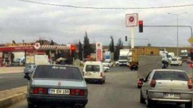 Köpeği otomobile bağlayıp metrelerce sürükledi