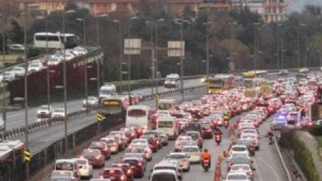 15 Temmuz Şehitler Köprüsü'nde feci kaza ! Trafik kilitlendi