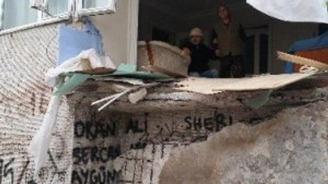 Eyüp'te balkon çöktü !