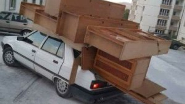 Binek otomobili kamyon sandı