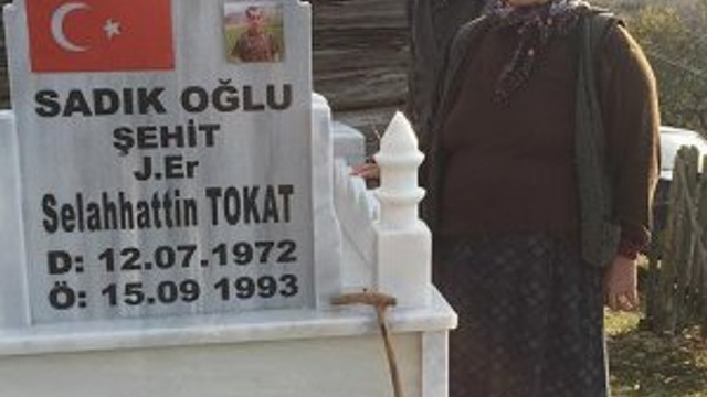 Şehit oğullarının kabriyle başbaşa kaldılar