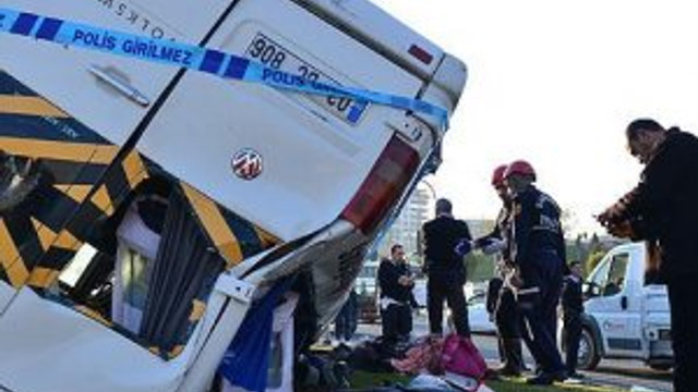 Okul servisi devrildi, öğrenciler ölümden döndü