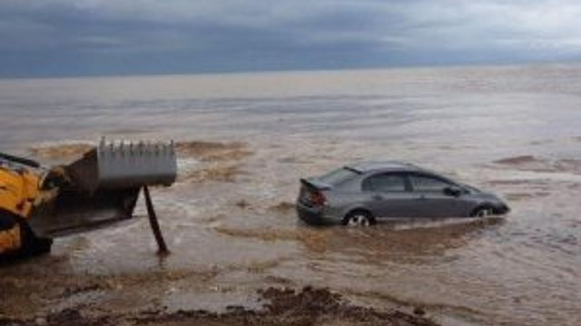 İzmir'de araçlar denize sürüklendi
