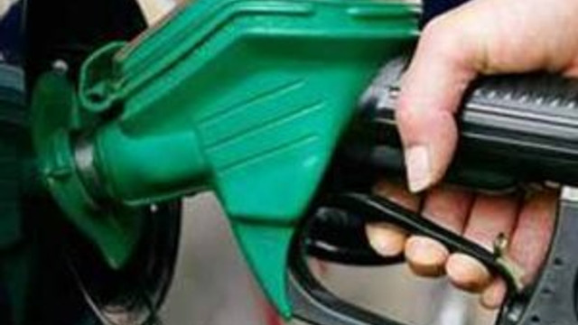 Liraya dolardan sonra petrol darbesi