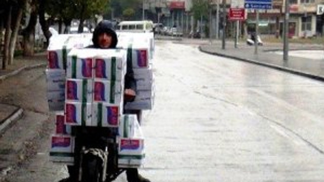 Motosikletiyle 40 koli makarnayı böyle taşıdı