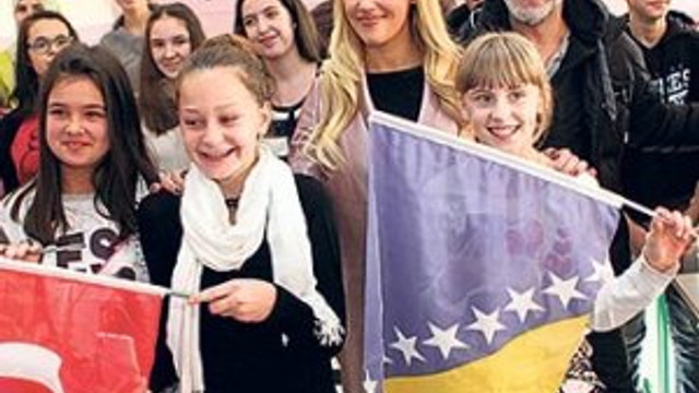 Unlu Oyunculardan Yetimhane Ziyareti Guncel