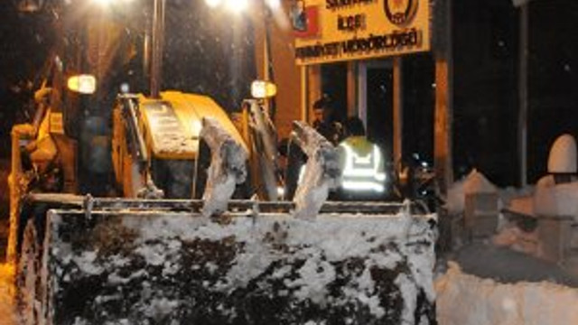 Sarıyer Belediyesi karla mücadele çalışmalarını aralıksız sürdürüyor