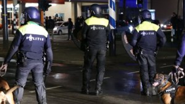 Hollanda polisine ateş izni verilmiş