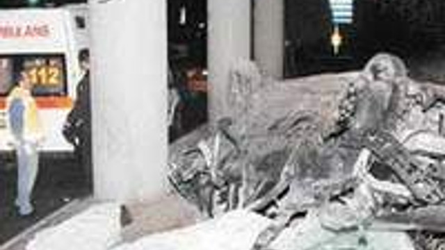 dedektif anne sir perdesini araladi