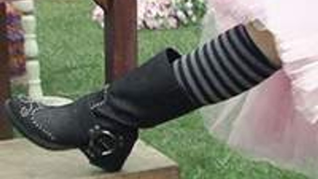 yazlik elbisenin altina bot giydi magazin