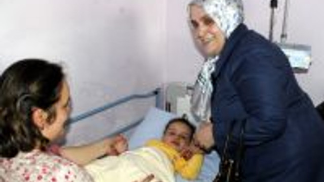 Bayan Bayraktar Dan Dogum Hastanesi Nde Sunnet Olan Cocuklara Ziyaret Guncel