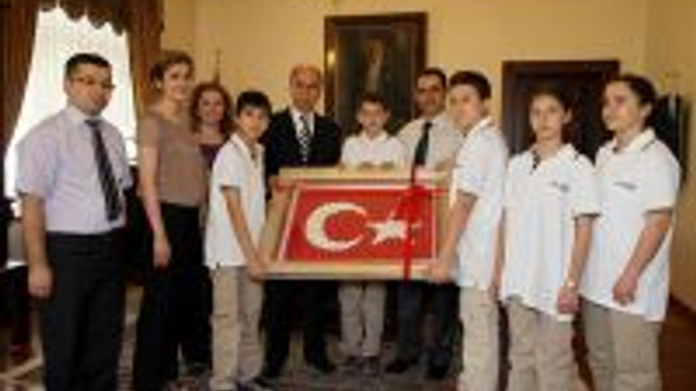 Vali Harputa Ipek Kozasindan Turk Bayragi Guncel