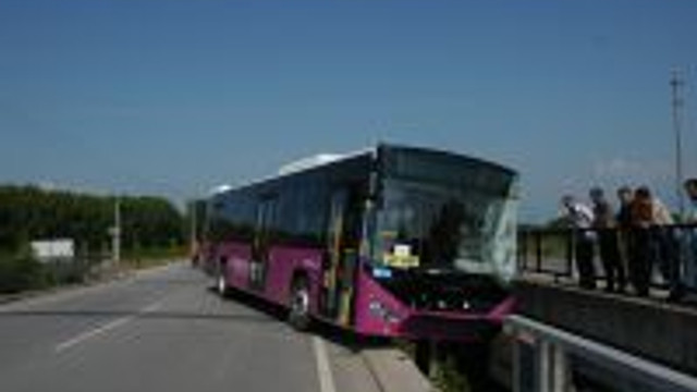 Otokar Firmasinin Test Otobusu Koprude Asili Kaldi Guncel