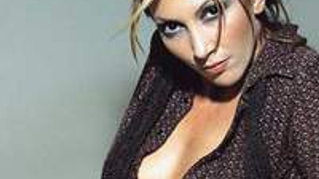 Hande Yener’den İtalyan işi klip