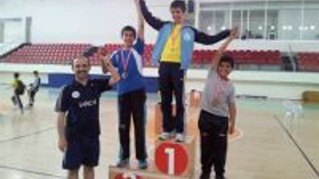 kaskispor masa tenisi sporculari ndan