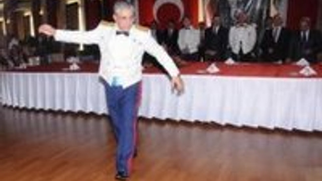 tumgeneral ataturk gibi zeybek oynadi