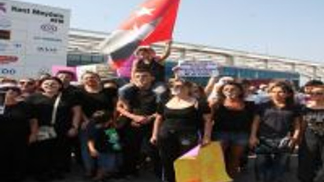 Bursa’da Hayvanseverler Sokaklara Döküldü