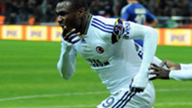 Emenike'yi ayağa o yıldız isim kaldırmış !