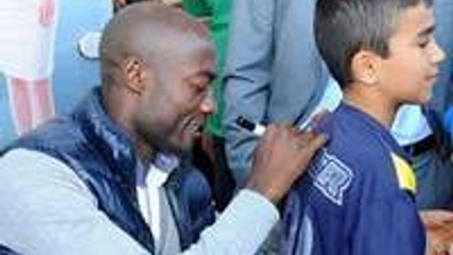 Webo ve Cristian imza dağıttı