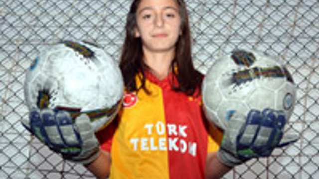Erkek futbol takımında bir kız!