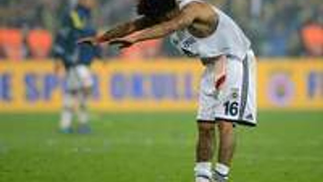 Galatasaray formasını şortunun içine soktu