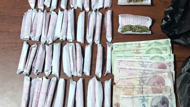 Pencereden uyuşturcu satarken yakalandı