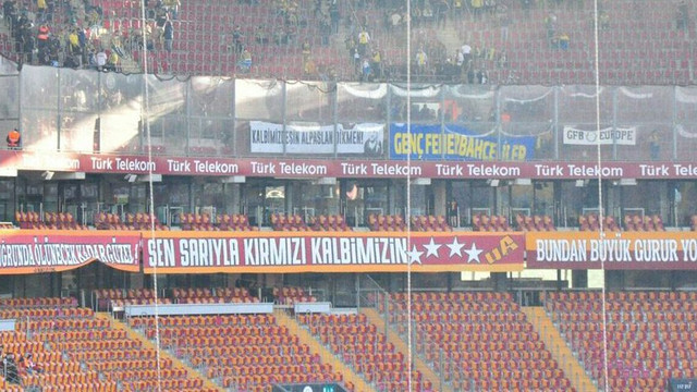 Fenerbahçe taraftarından Alpaslan Dikmen pankartı