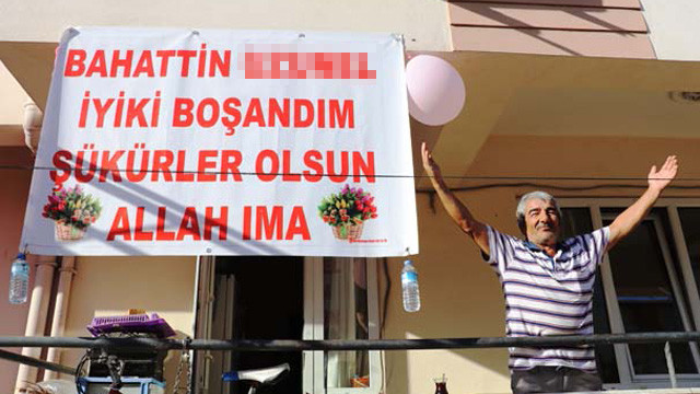 Eşinden ayrılan kocanın pankartlı boşanma sevinci