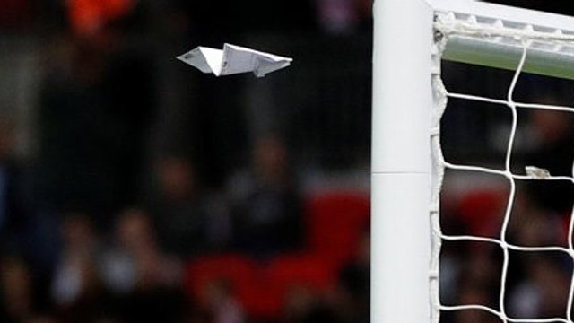 Taraftarlar kağıttan uçakla gol attı