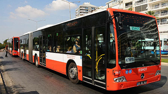 İki otobüs arasına sıkışan şoför öldü