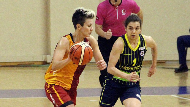 Derbide Galatasaray taraftarından istifa tezahüratı
