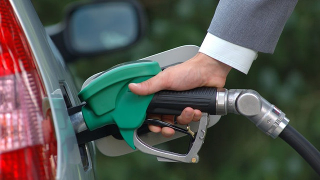 Araç sahiplerine müjde: Benzine indirim geldi