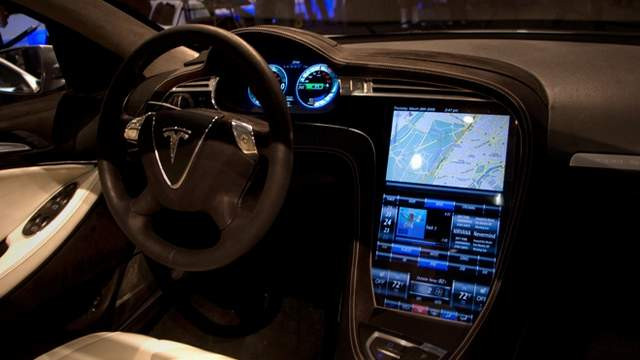 Tesla onbinlerce aracını geri çağırdı
