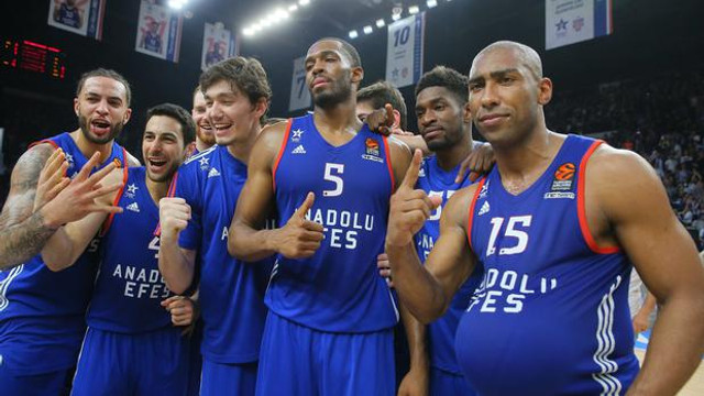 Anadolu Efes Olympiakos karşısında 2-1 önde !