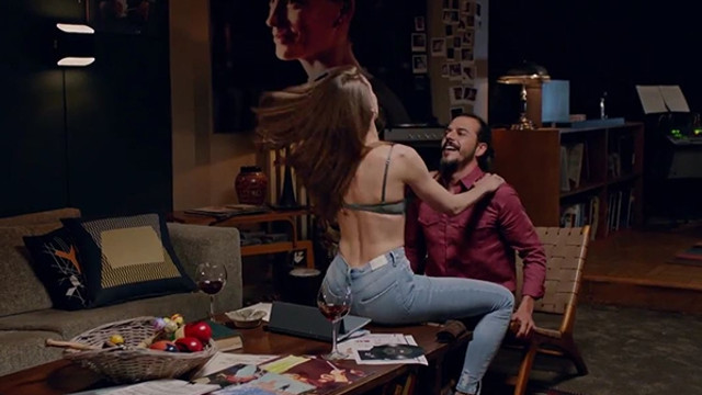 Serenay Sarıkaya'dan yine ateşli sahneler