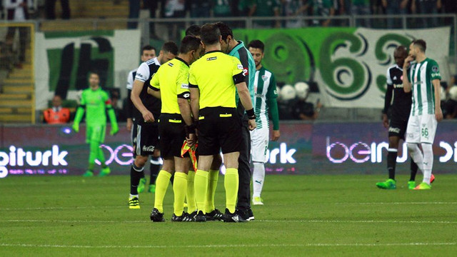 Bursaspor - Beşiktaş maçında hakem maçı durdurdu !