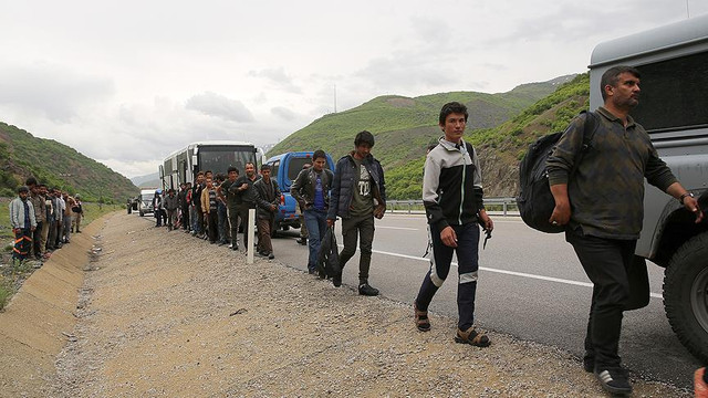 Bozulan otobüsten 103 göçmen çıktı