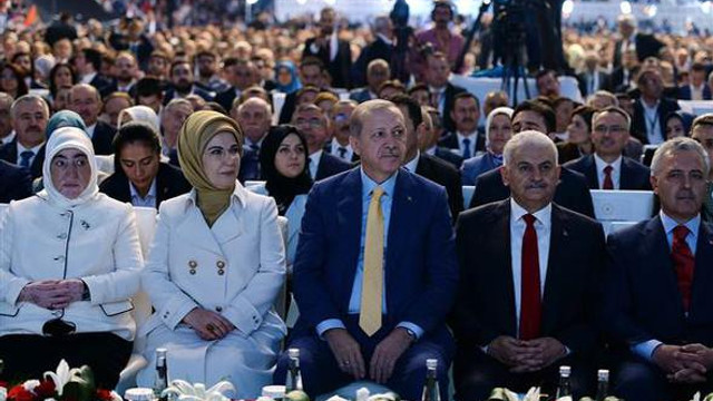 AK Parti kongresinde sürpriz davetli