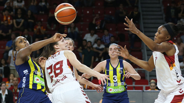 Fenerbahçe Galatasaray'ı devirdi finale yükseldi !
