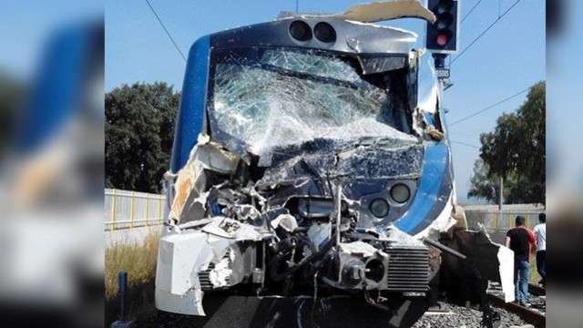 İzmir'de feci kaza; kamyonla tren çarpıştı