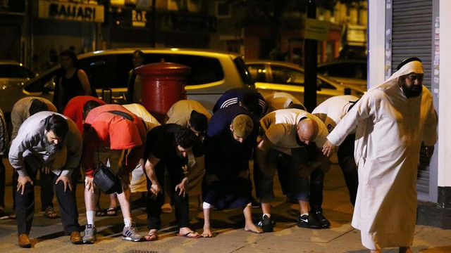 Terör saldırısı sonrası namaz