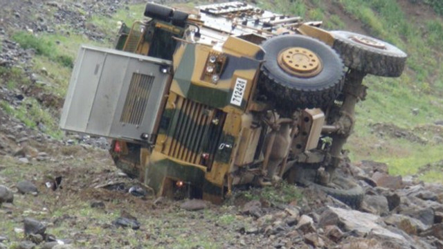 Hakkari'de askeri araç devrildi ! Yaralılar var